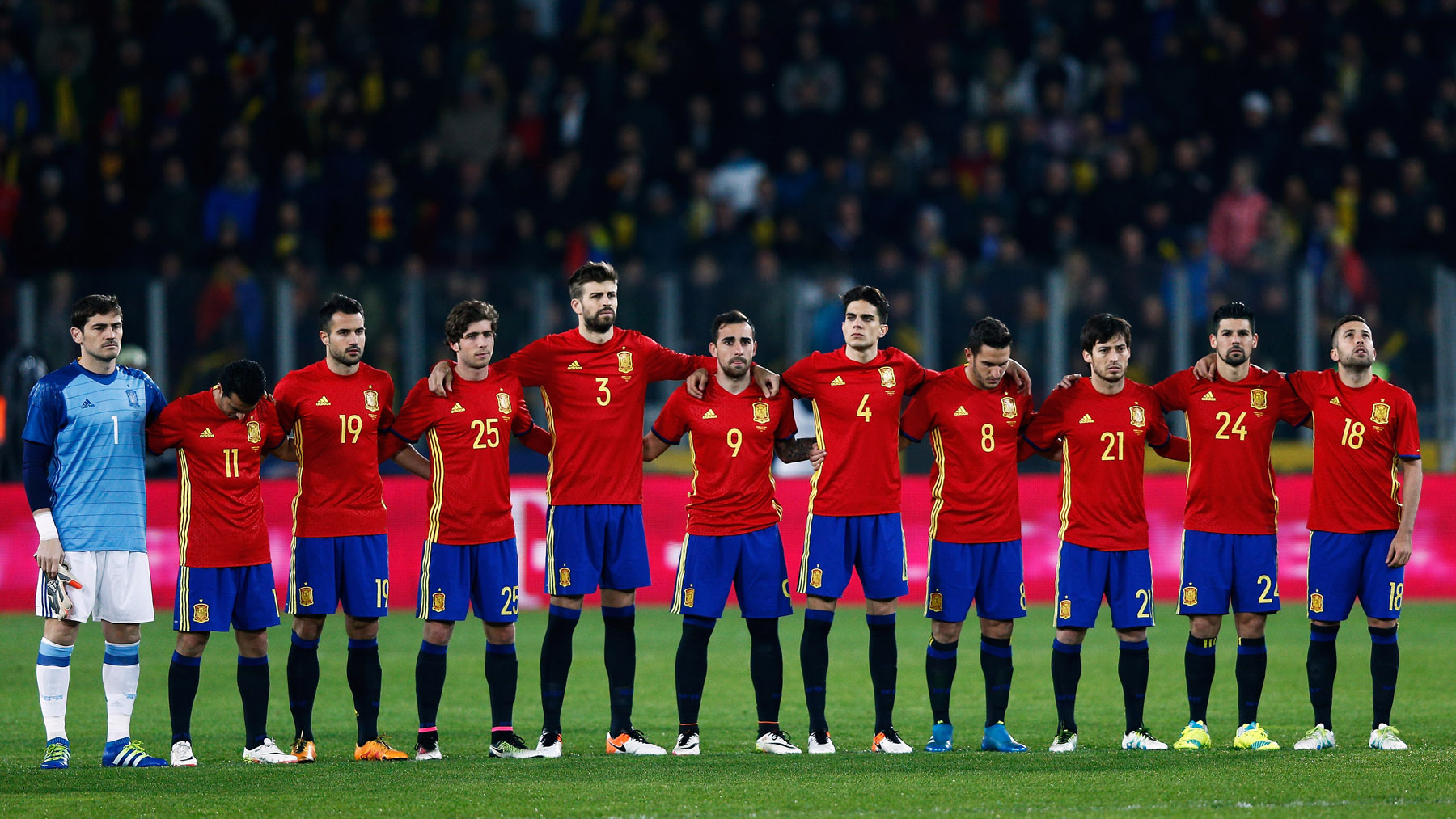 CLUJ-NAPOCA, ROMANIA - MARCH 27: The teams of Spain and Romania stop for a minute's silence to remember Johan Cruyff of Netherlands prior to the International Friendly match between Romania and Spain held at the Cluj Arena on March 27, 2016 in Cluj-Napoca, Romania. (Photo by Dean Mouhtaropoulos/Getty Images)
